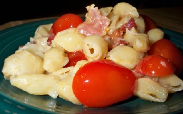 macarrão com tomate bacon sammie