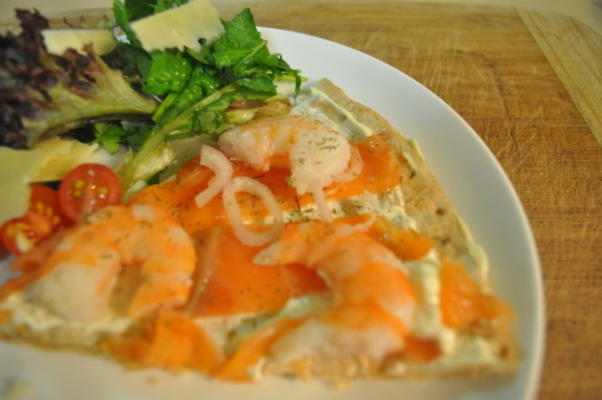 pizza de salmão defumado com cebola roxa e endro