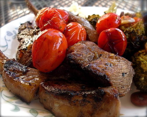 costeletas de cordeiro marinado grelhado com tomates cereja balsâmicos