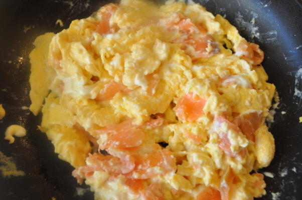 ovos mexidos com salmão defumado e cream cheese