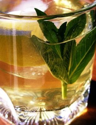 chá verde gelado com jasmim