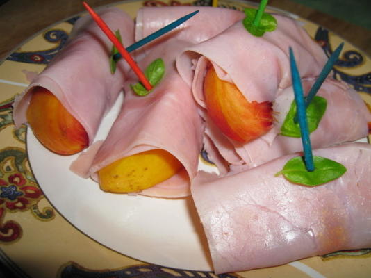 pêssegos com presunto serrano e manjericão