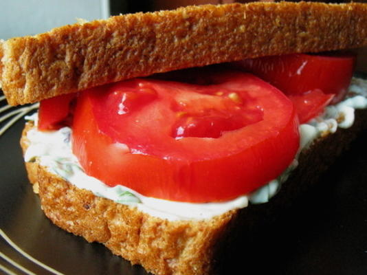 sanduíche de tomate heirloom com manjericão mayo