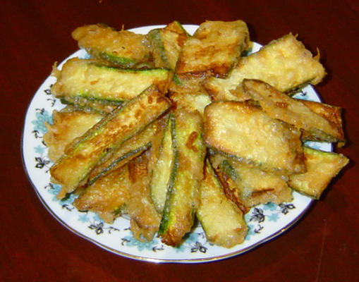 kolokythakia tiganita - abobrinha frita golpeada frita / courgett