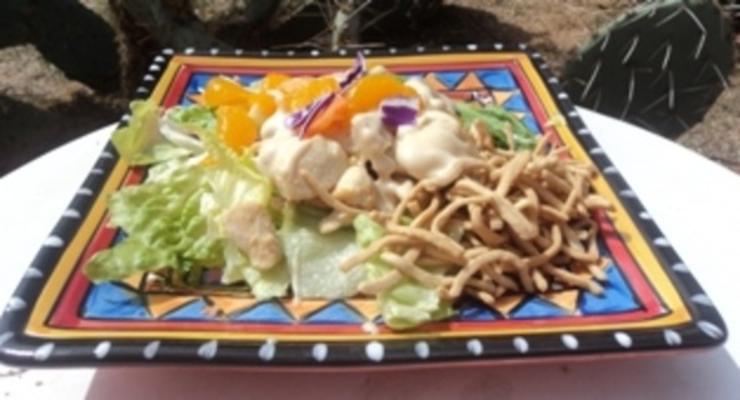 salada de frango com baixo teor de gordura e tangerina