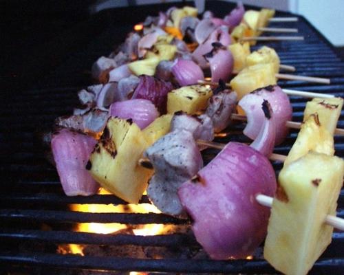 espetos de carne de porco grelhado com molho de caril vermelho fumado