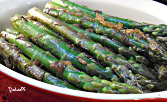 espargos com cebolas caramelizadas