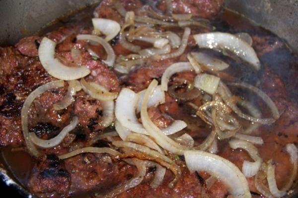 fígado bovino e cebola