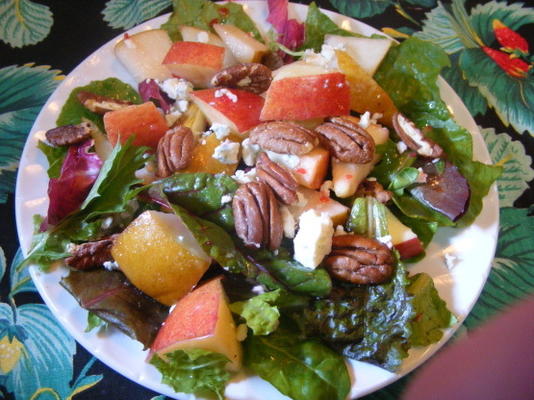 salada mista de verdes, peras, maçã e nozes torradas