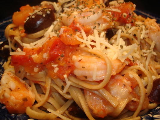 linguine com camarão grelhado e azeitonas pretas