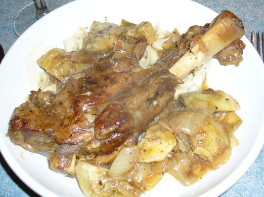 pernil de cordeiro com corações de alcachofra