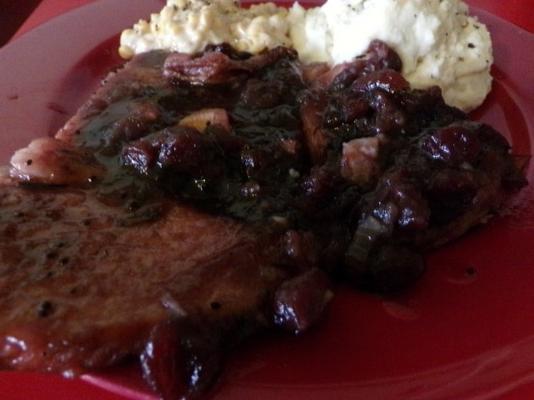 fatias de presunto de frigideira rápida e fácil com molho de cranberry e gengibre