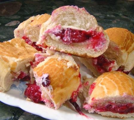 brie assado / aperitivos de pão de cranberry