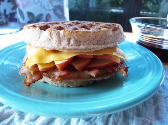 waffle applewich (presunto, queijo e sanduíches de maçã em waffles)