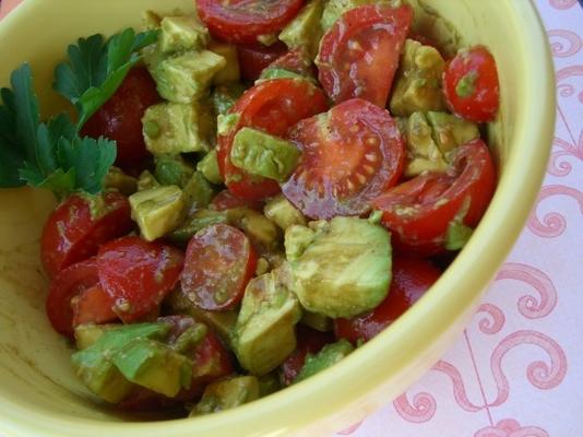 tomate fresco e salada de abacate