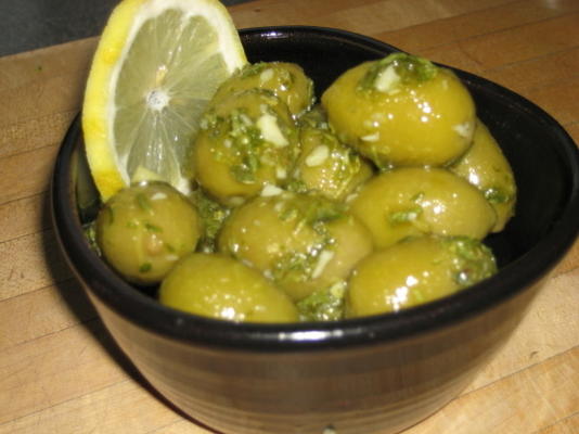 azeitonas marinadas com limão e ervas frescas