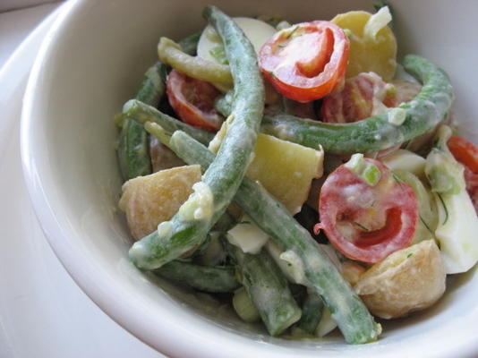 salada de feijão verde-batata com molho de pepino