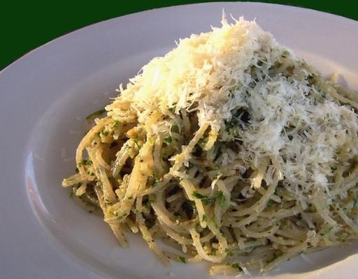 espaguete com molho de manjericão verde