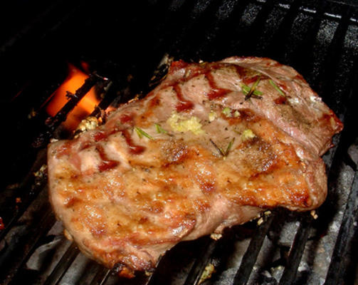 churrasco ou perna de cordeiro assada temperada