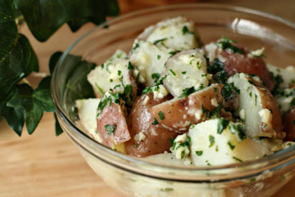 batatas novas com alho, hortelã e manteiga
