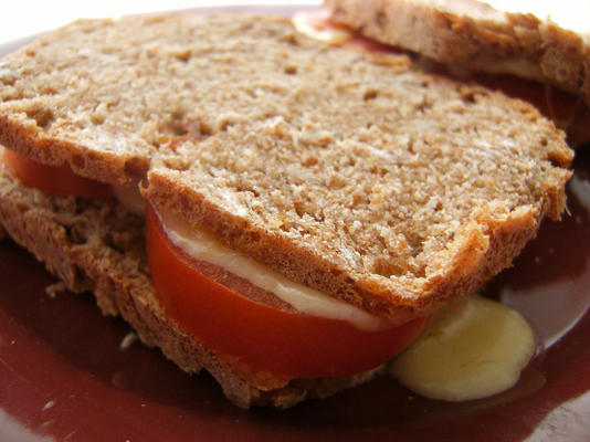 tomate e sanduíche torrado suíço