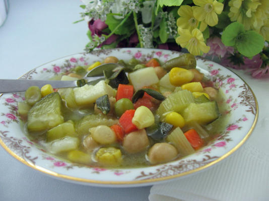 sopa de legumes toscana com sálvia fresca