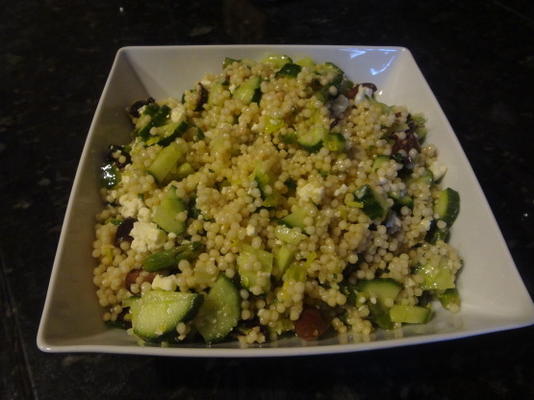 Salada de cuscuz israelita com espargos, pepino e azeitonas