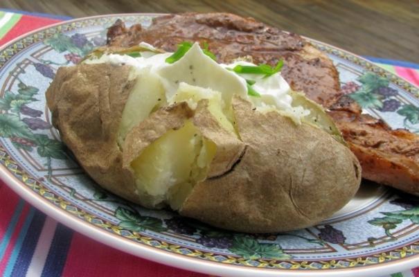 batatas assadas em suas jaquetas com cobertura de creme de leite