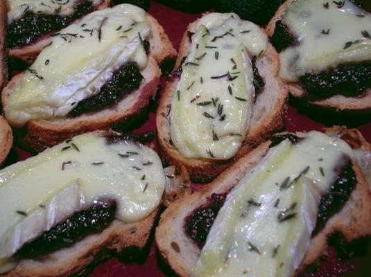 crostini com propagação de figo e brie borbulhada