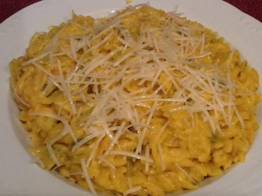 orzo com açafrão e queijo romano