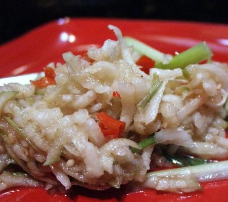moo saeng chae (salada de rabanete marinado)