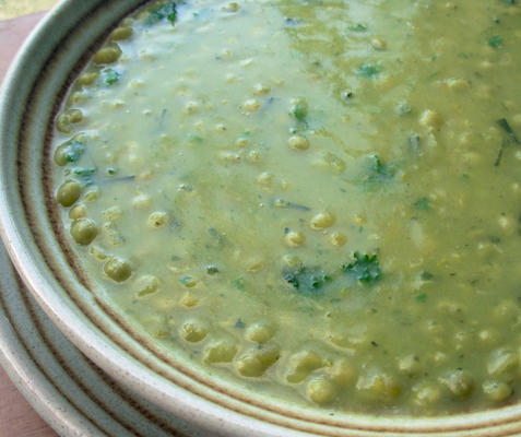 sopa de espinafre e ervilha verde