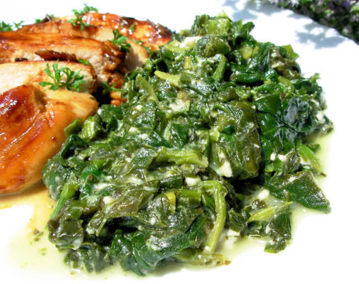 espinafre quente e molho feta