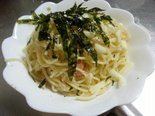 espaguete tarako (peixe de bacalhau salgado, pesto de ovas com massa)