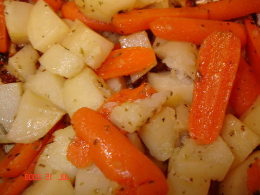 batatas e cenouras grelhadas do parmesão
