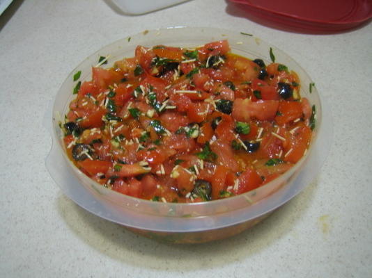macarrão com molho de manjericão tomate temperado