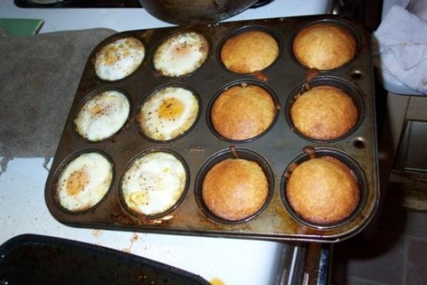 ovos-em-hash-ninhos com muffins de milho