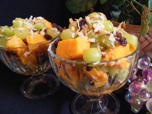 salada de batata doce com coco e uvas torradas