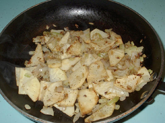 aipo-rábano (raiz de aipo), cebola e limão