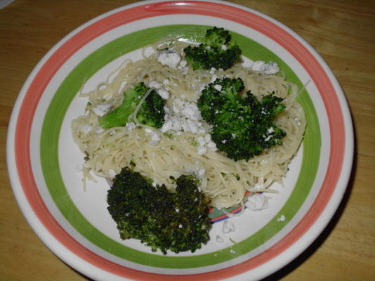 macarrão com brócolis e queijo azul