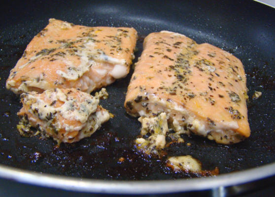 molho de manjericão laranja sobre filetes de salmão