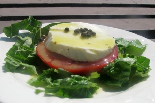 salada caprese com vinagrete de alcaparras