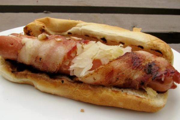 cachorros-quentes recheados envoltos em bacon grelhado
