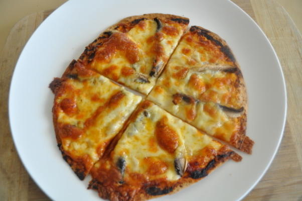 pizza de flatout de cogumelo