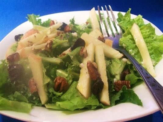 maçã, cereja seca e salada de nozes com molho de bordo