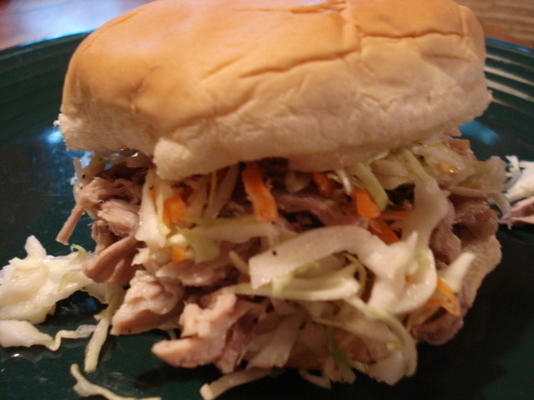sanduíches de carne de porco e salada de repolho em estilo carolina do norte