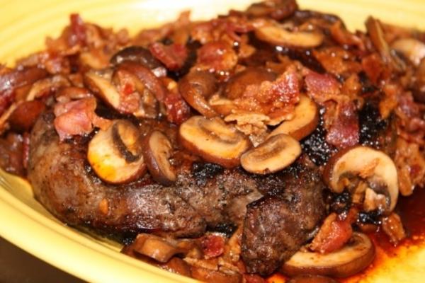 bife de t-bone com molho de bacon e cogumelos