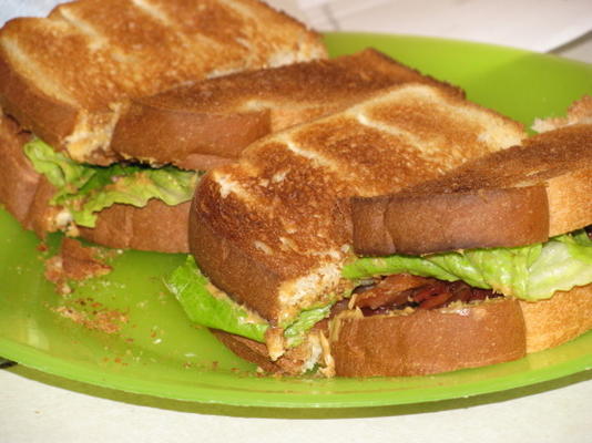 pb, b, e l (manteiga de amendoim, bacon e alface) sanduíche (um blt
