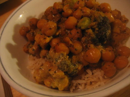 Grãos de bico e vegetais ao curry