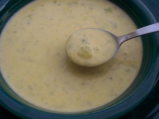 brócolis aveludado e sopa de queijo couve-flor